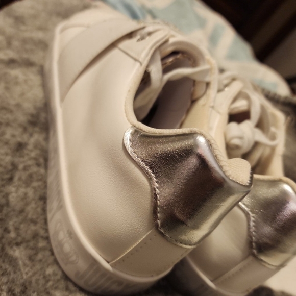 Shoe's - Picture 5 of 6